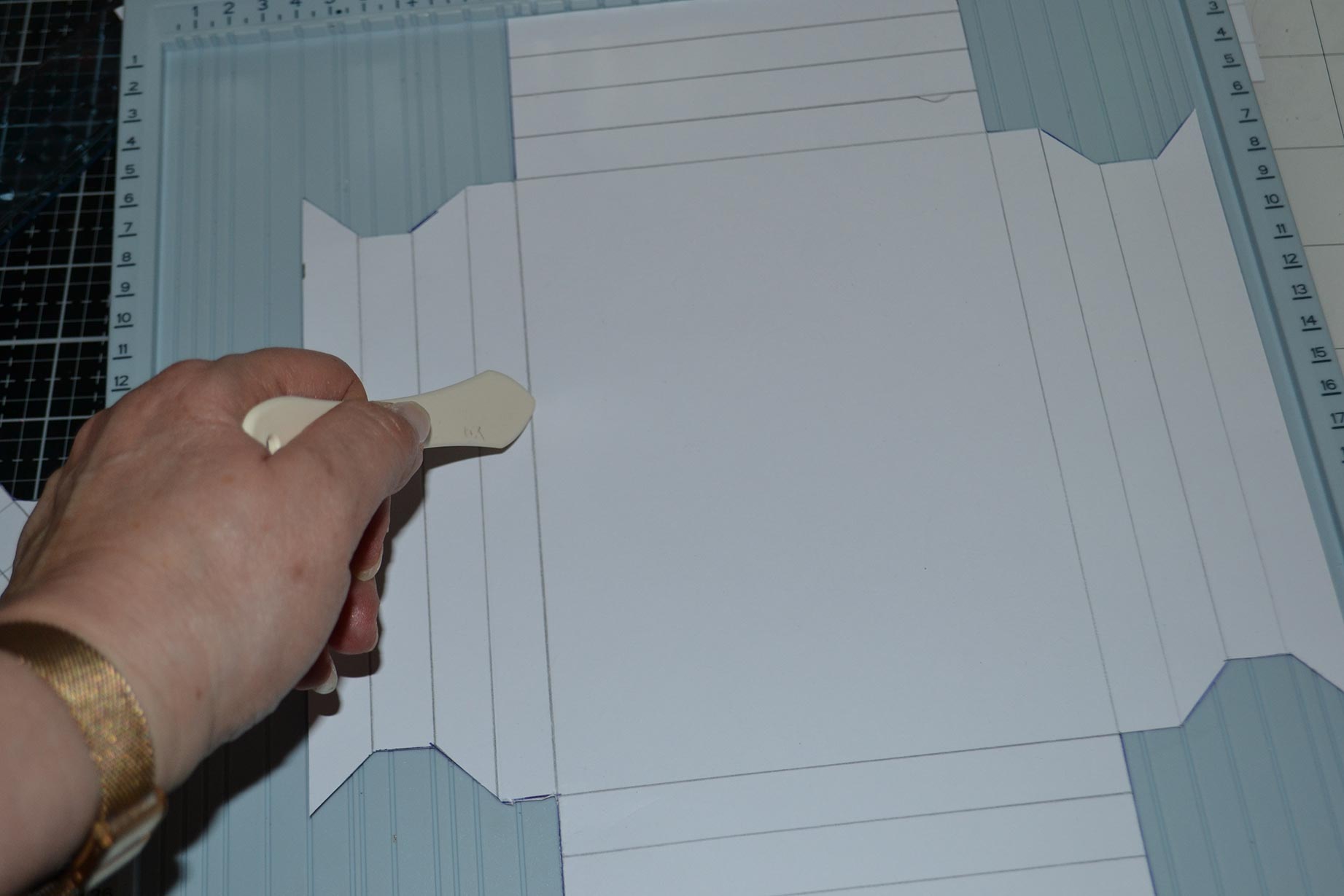 fabriquer-un-cadre-pliage-papier-scrap